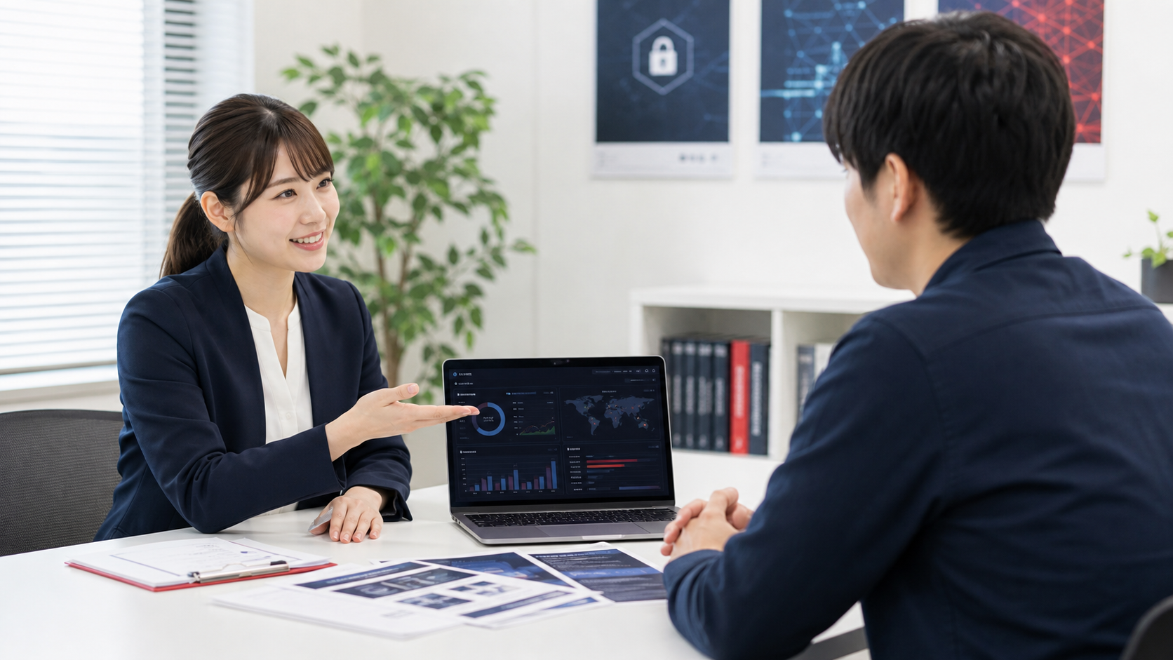 女性カウンセラーが男性に受講相談の説明をしている様子